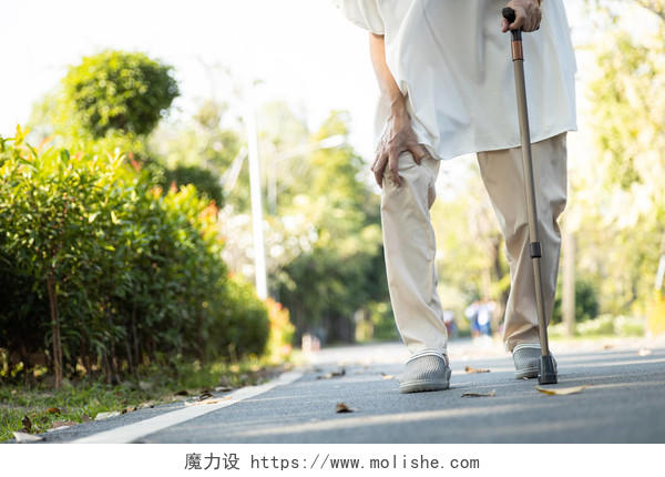 亚洲老年妇女膝部疼痛